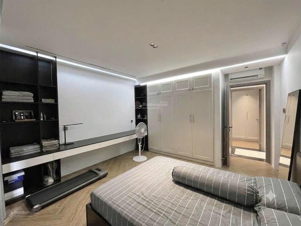 Bán nhà cách mạng tháng 8 quận 3 (4.5x27m, 4 lầu, thu nhập 50tr/th) giá 27 tỷ
