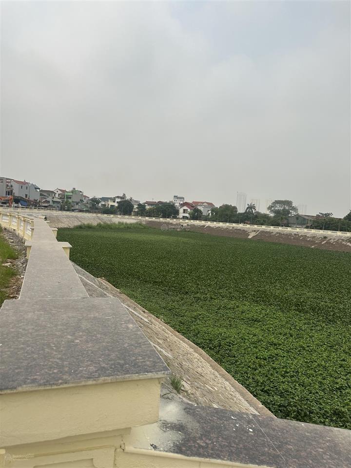 Đất vuông đẹp sát hồ mai lâm 68,3m, mt = hậu 5 m, giá 7tỷ550 cách 5m ra vỉa hè đường ô tô tránh..