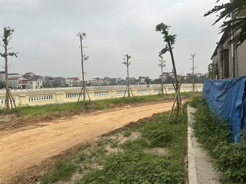 Đất vuông đẹp sát hồ mai lâm 68,3m, mt = hậu 5 m, giá 7tỷ550 cách 5m ra vỉa hè đường ô tô tránh..
