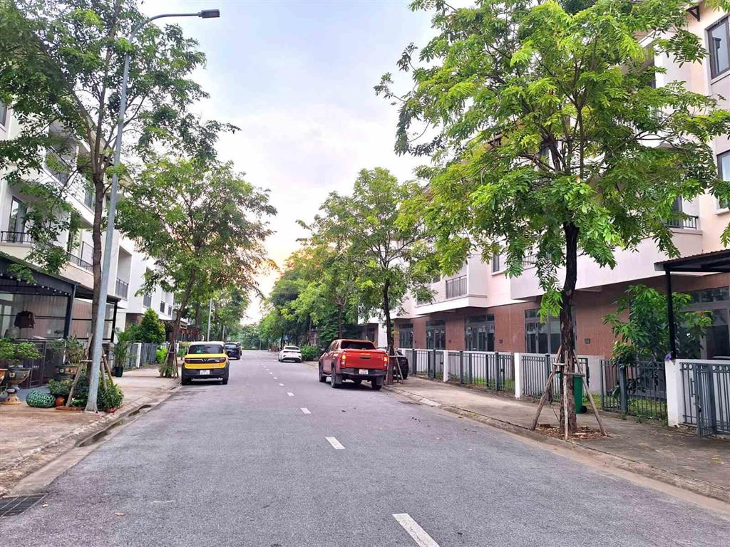 Nhà phố 90m2, 3 tầng, dòng tiền tại kđt centa vsip từ sơn. chỉ nhỉnh 6 tỷ. cách cầu phù đổng 3km.