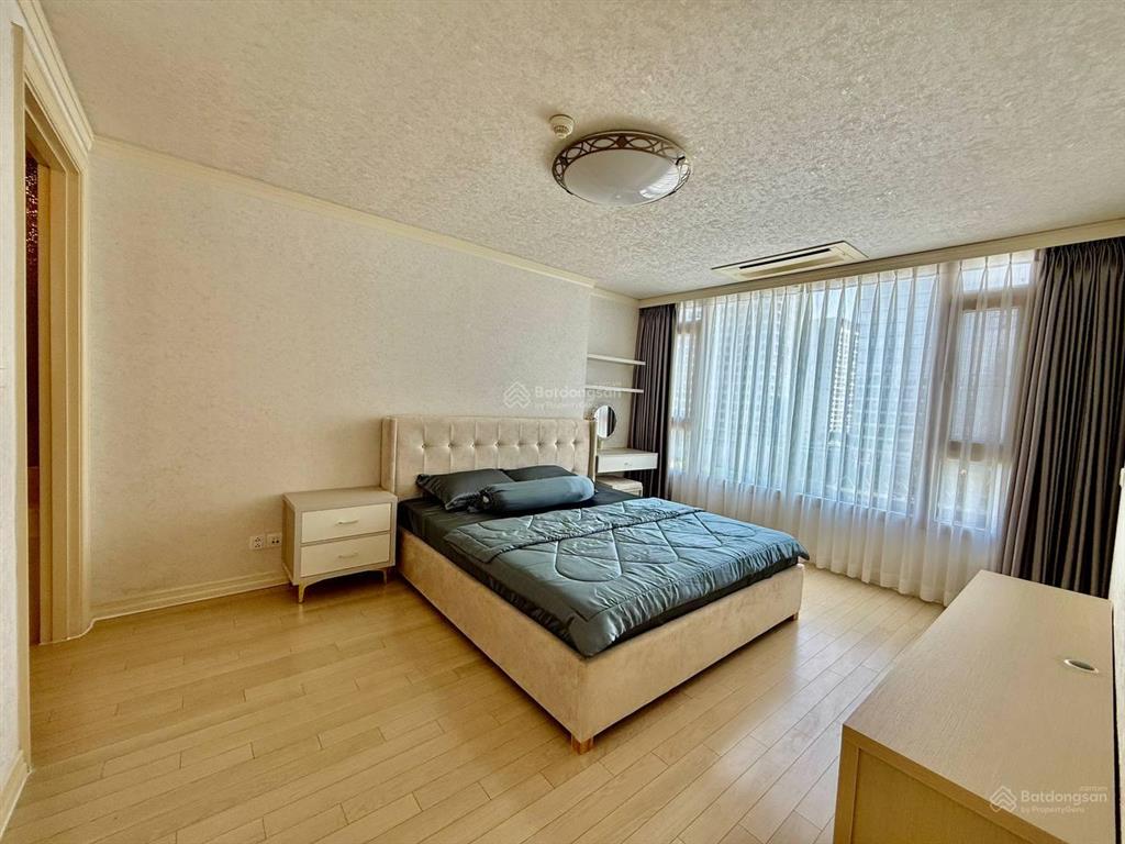 Bán gấp căn hộ cantavil hoàn cầu 3 phòng ngủ đầy đủ nội thất 138m2 giá 11 tỷ đang cho thuê 25 triệu