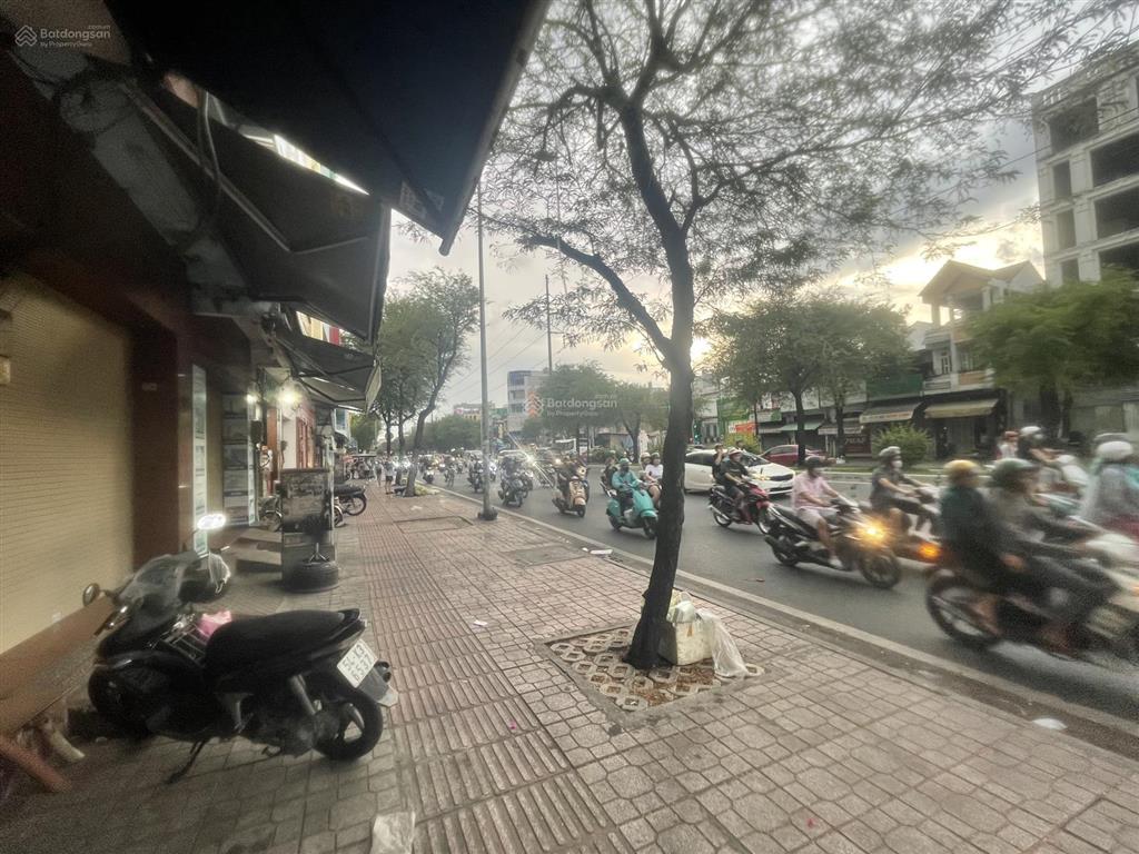 Mặt bằng mặt tiền ngay ngã 4 lớn