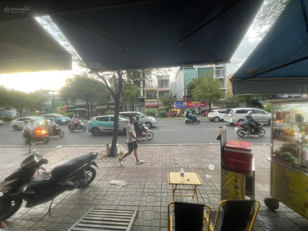 Mặt bằng mặt tiền ngay ngã 4 lớn
