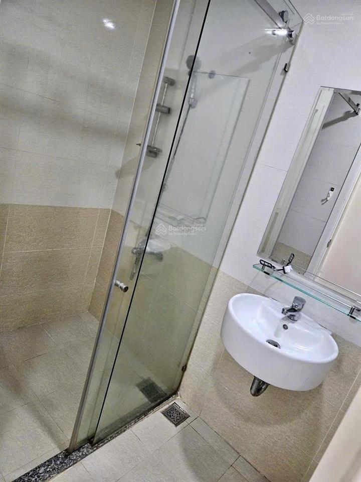 Cho thuê căn hộ diamond riverside 3 phòng ngủ 86m2 quận 6, nhà trống có ít đồ điện, giá 10triệu/th