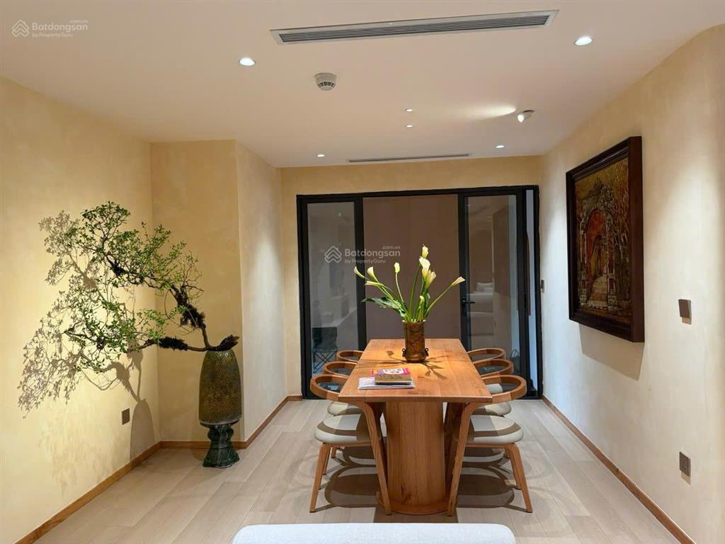 Chuyển xuống ở nhà đất, bán căn hộ tân hoàng minh  hoàng cầu, 136m2, nội thất thiết kế, có chỗ oto