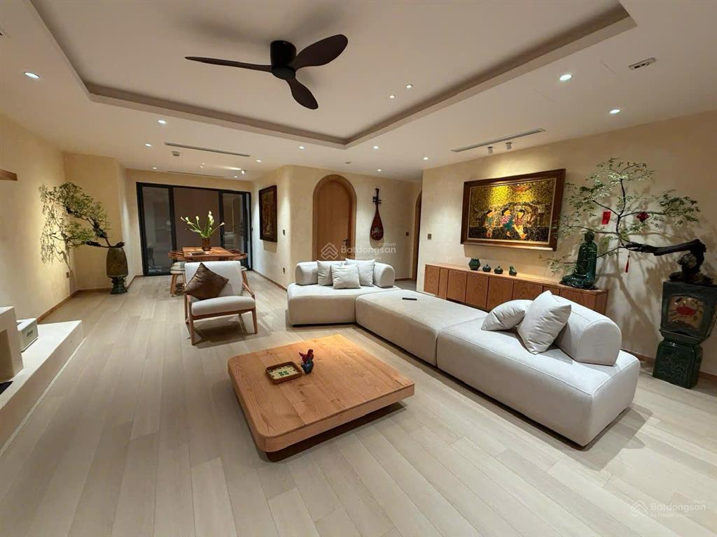 Chuyển xuống ở nhà đất, bán căn hộ tân hoàng minh  hoàng cầu, 136m2, nội thất thiết kế, có chỗ oto