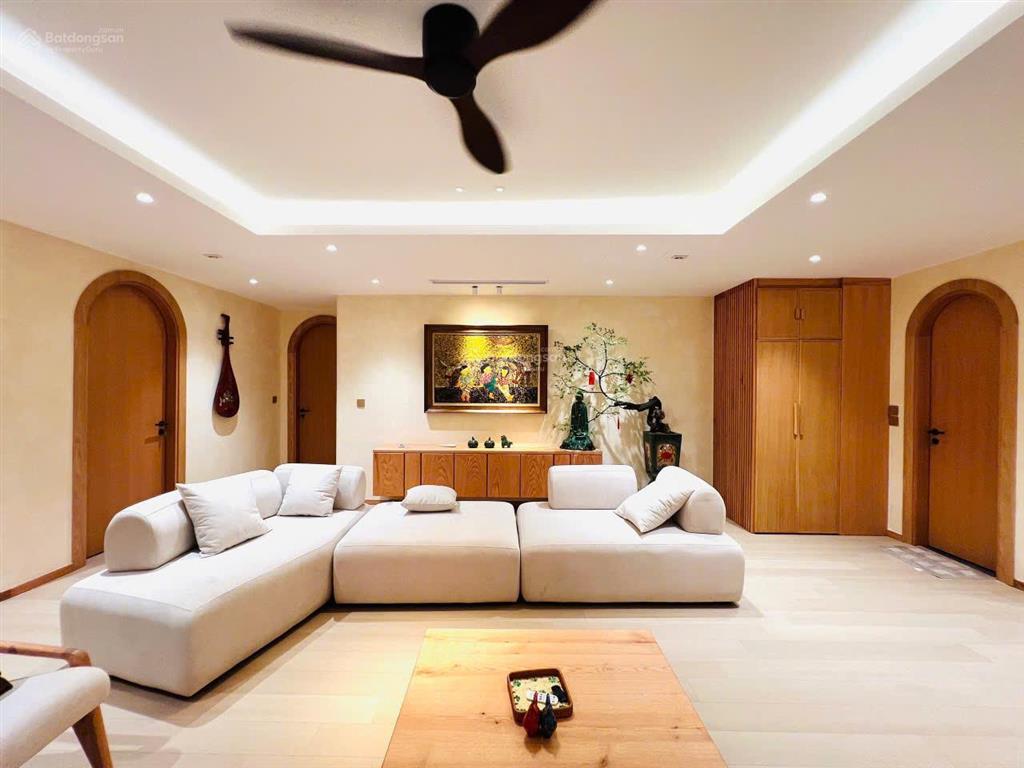 Chuyển xuống ở nhà đất, bán căn hộ tân hoàng minh  hoàng cầu, 136m2, nội thất thiết kế, có chỗ oto