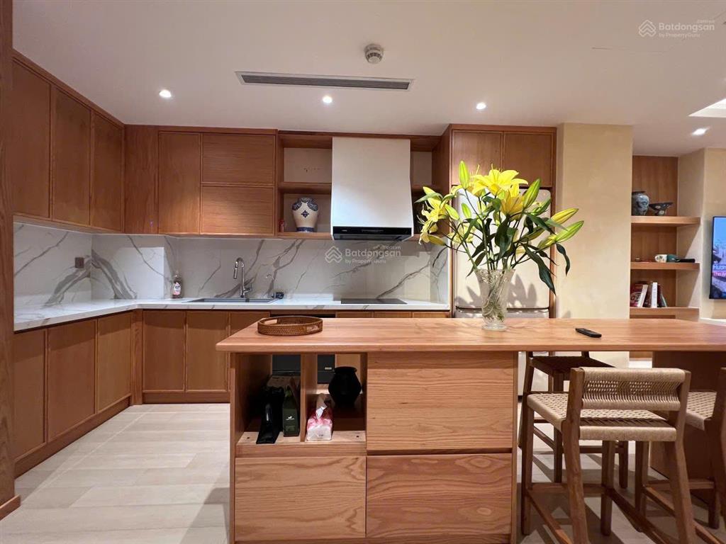 Chuyển xuống ở nhà đất, bán căn hộ tân hoàng minh  hoàng cầu, 136m2, nội thất thiết kế, có chỗ oto