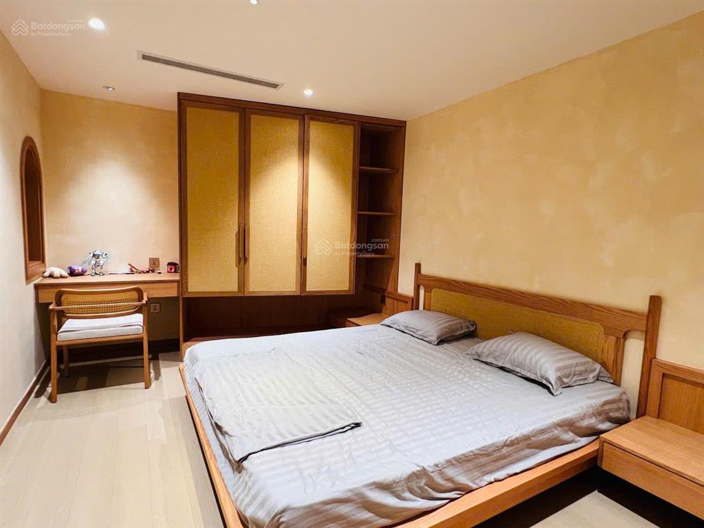 Chuyển xuống ở nhà đất, bán căn hộ tân hoàng minh  hoàng cầu, 136m2, nội thất thiết kế, có chỗ oto