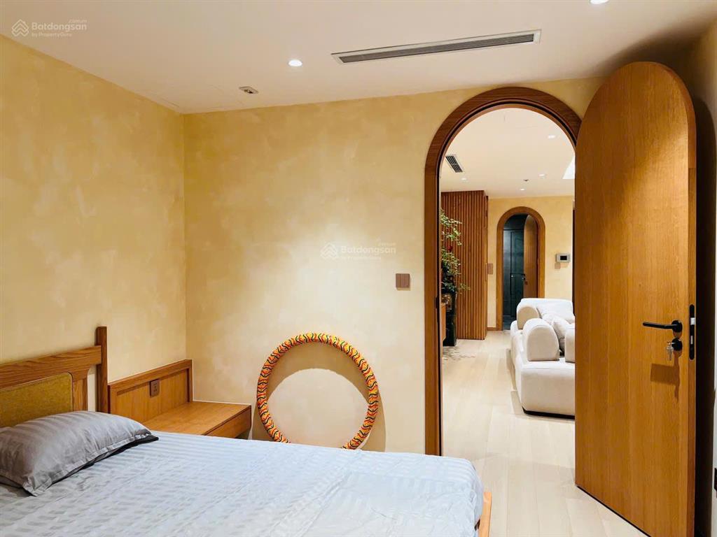 Chuyển xuống ở nhà đất, bán căn hộ tân hoàng minh  hoàng cầu, 136m2, nội thất thiết kế, có chỗ oto