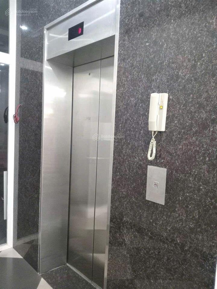 Bán tòa nhà văn phòng thái hà 100m2 xây 7 tầng thang máy thiết kế văn phòng đang cho thuê 100tr