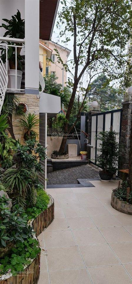 Bán biệt thự d6 vườn đào 180m lô góc 5 tầng mặt tiền hơn 20m nhà có hầm nhà đẹp ở ngay sổ đỏ đẹp.