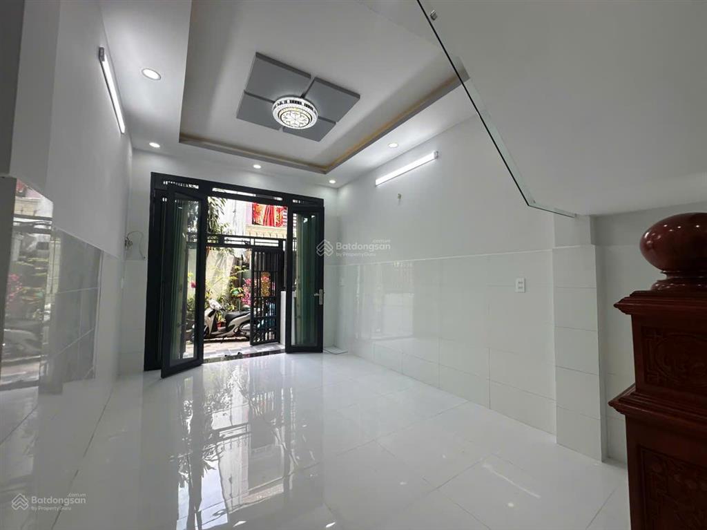 Nhà mới dọn vào ở ngay! 3 tầng kiên cố, có sân đậu xe thoải mái, hẻm rộng đường rạch cát quận 8