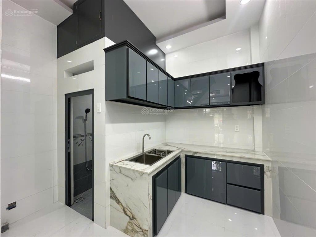 Nhà mới dọn vào ở ngay! 3 tầng kiên cố, có sân đậu xe thoải mái, hẻm rộng đường rạch cát quận 8