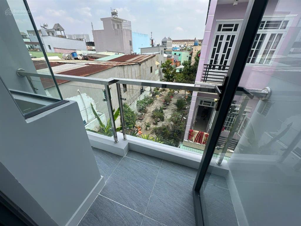 Nhà mới dọn vào ở ngay! 3 tầng kiên cố, có sân đậu xe thoải mái, hẻm rộng đường rạch cát quận 8