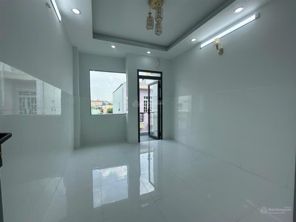 Nhà mới dọn vào ở ngay! 3 tầng kiên cố, có sân đậu xe thoải mái, hẻm rộng đường rạch cát quận 8