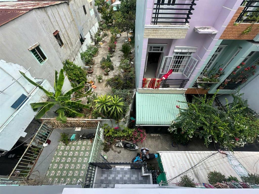 Nhà mới dọn vào ở ngay! 3 tầng kiên cố, có sân đậu xe thoải mái, hẻm rộng đường rạch cát quận 8