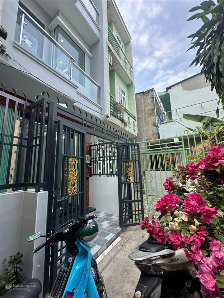 Nhà mới dọn vào ở ngay! 3 tầng kiên cố, có sân đậu xe thoải mái, hẻm rộng đường rạch cát quận 8
