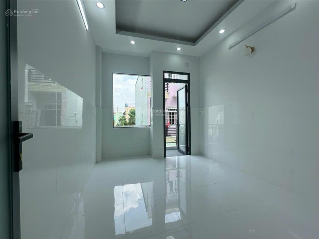Nhà mới dọn vào ở ngay! 3 tầng kiên cố, có sân đậu xe thoải mái, hẻm rộng đường rạch cát quận 8