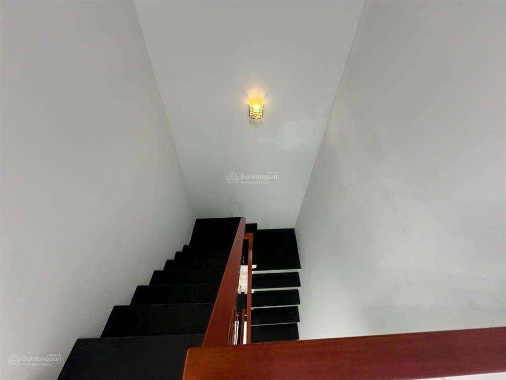 Nhà mới dọn vào ở ngay! 3 tầng kiên cố, có sân đậu xe thoải mái, hẻm rộng đường rạch cát quận 8