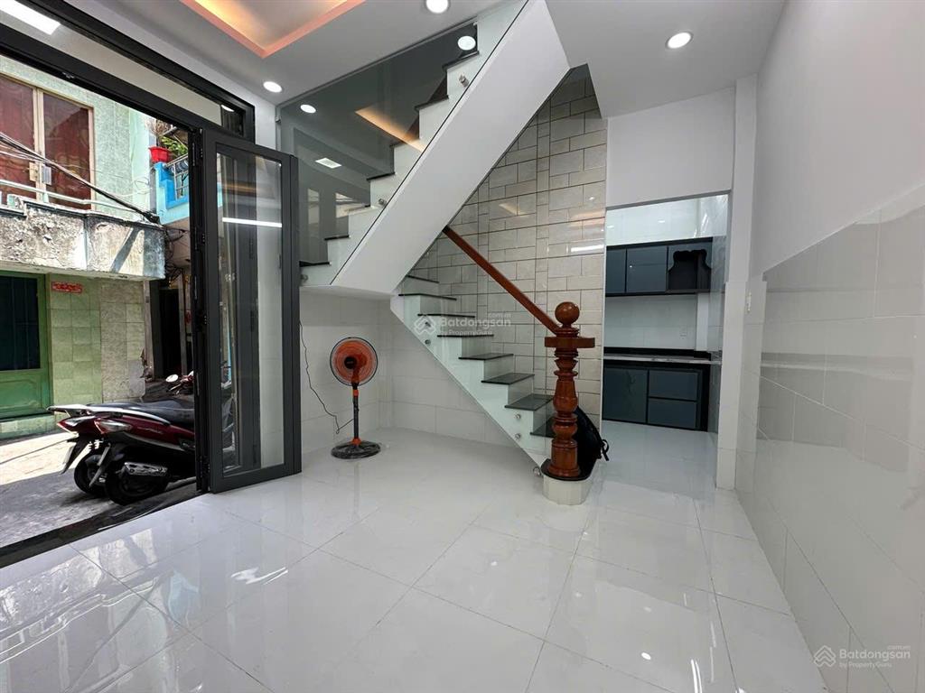 Nhà mới thiết kế đẹp 2 phòng ngủ, có sân đậu xe máy, sổ hồng riêng, đường lưu hữu phước