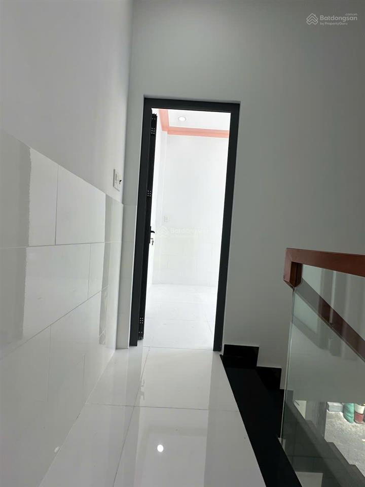 Nhà mới thiết kế đẹp 2 phòng ngủ, có sân đậu xe máy, sổ hồng riêng, đường lưu hữu phước