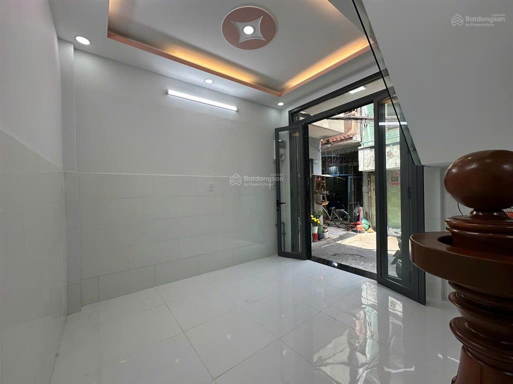 Nhà mới thiết kế đẹp 2 phòng ngủ, có sân đậu xe máy, sổ hồng riêng, đường lưu hữu phước