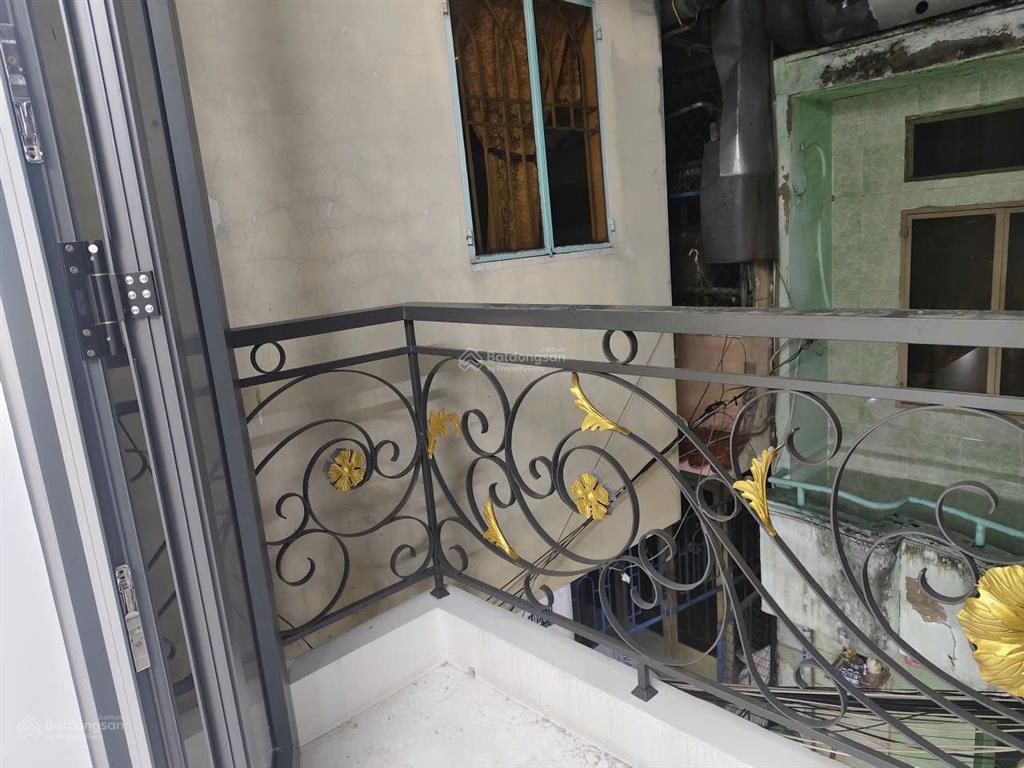 Nhà mới thiết kế đẹp 2 phòng ngủ, có sân đậu xe máy, sổ hồng riêng, đường lưu hữu phước