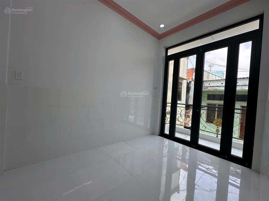 Nhà mới thiết kế đẹp 2 phòng ngủ, có sân đậu xe máy, sổ hồng riêng, đường lưu hữu phước