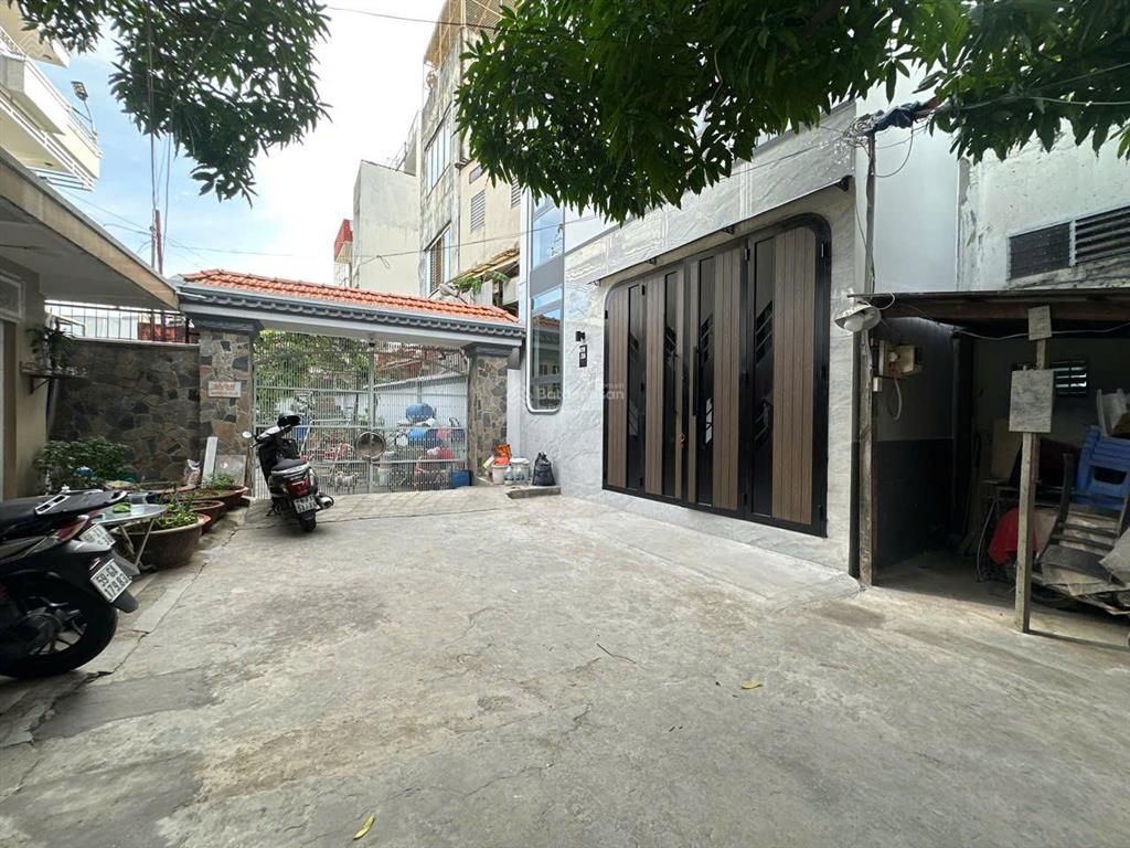 Nhà mới đẹp, 3 phòng ngủ, có sân đậu xe & sân thượng, đường phạm thế hiển