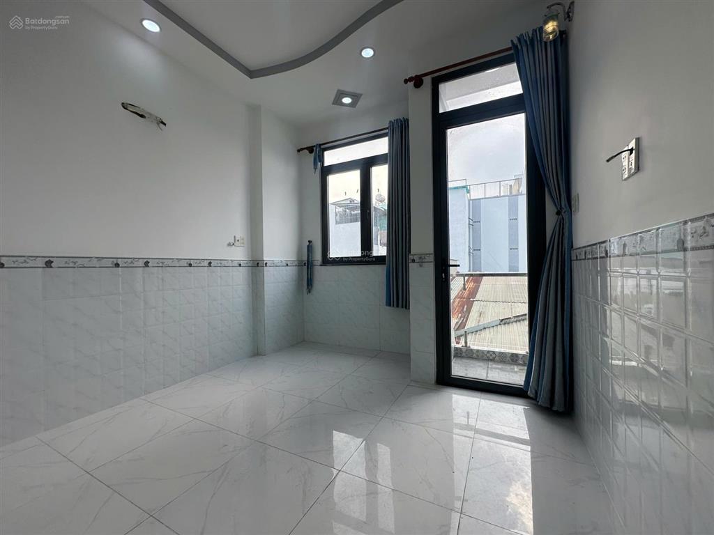 Nhà mới 4 tầng, 4 phòng ngủ master, cách mặt tiền phú định 50m
