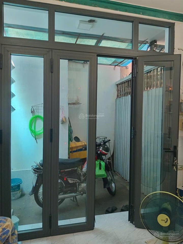 Nhà mới 2 tầng, sổ hồng riêng, có sân đậu xe, hẻm an ninh đường lưu hữu phước