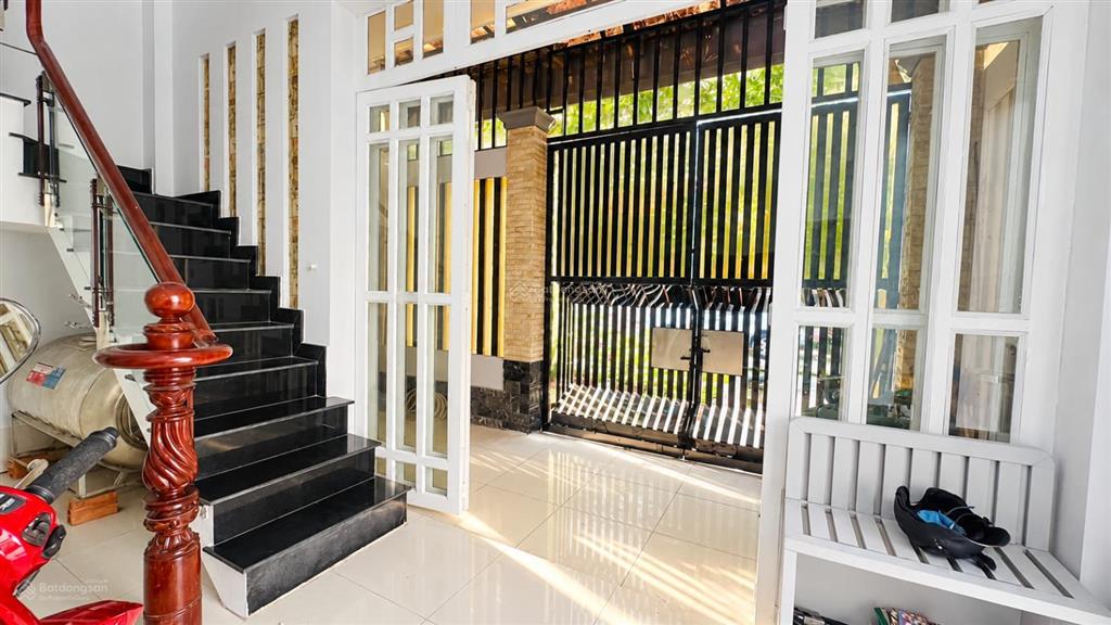 Nhà mới căn góc 2 mặt tiền kinh doanh, kdc bình hưng gần ubnd bình hưng