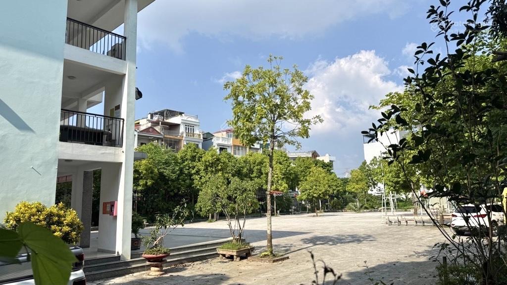 Tái định cư giang biên lô góc, 90m2 2 mặt tiền view sân chơi
