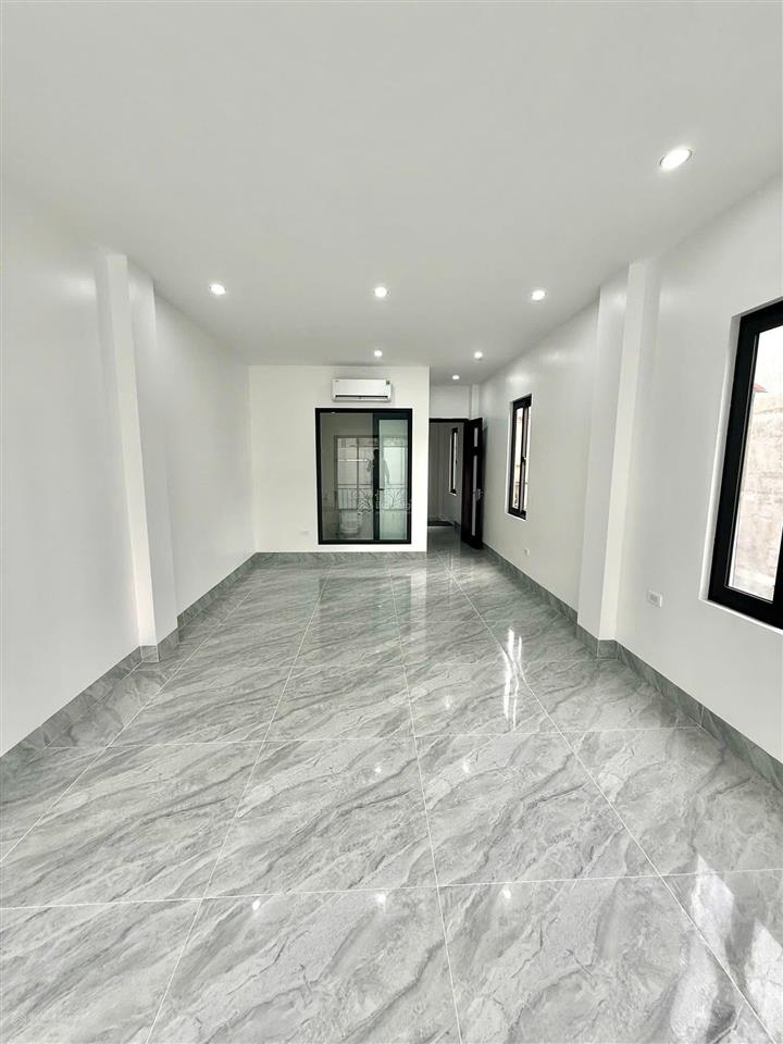 8.9 tỉ  lô góc thang máy, vf3 vào nhà sát mặt phố