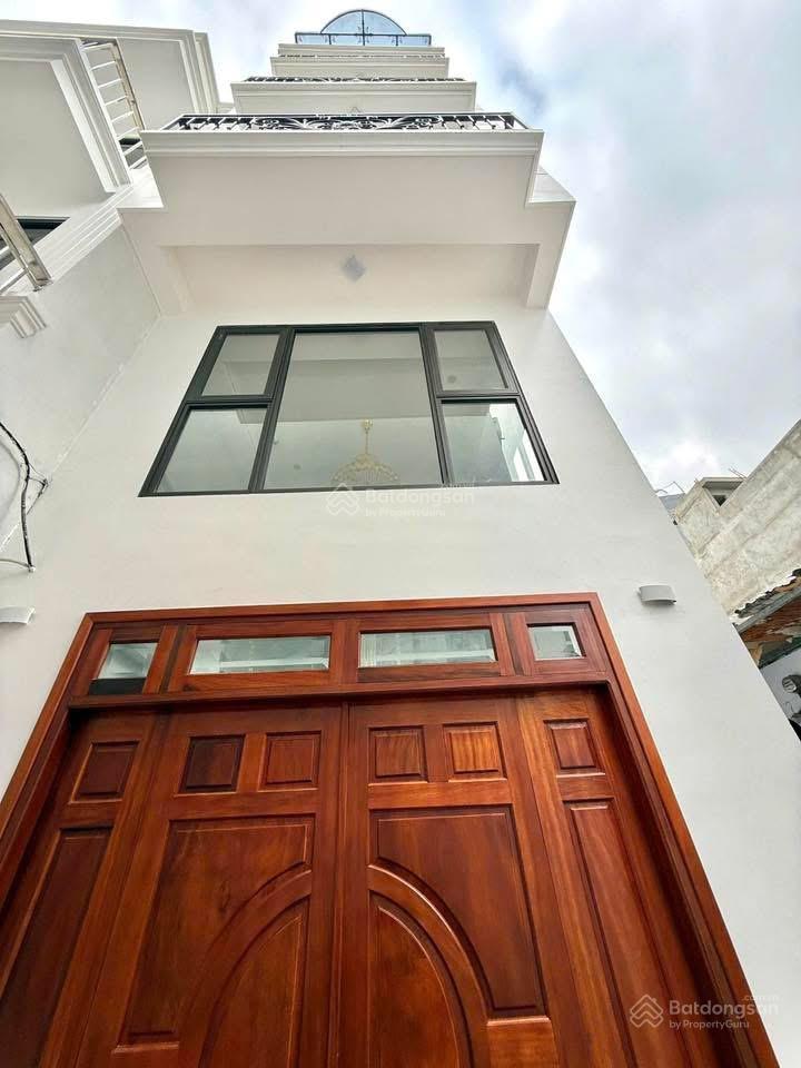 8.9 tỉ  lô góc thang máy, vf3 vào nhà sát mặt phố