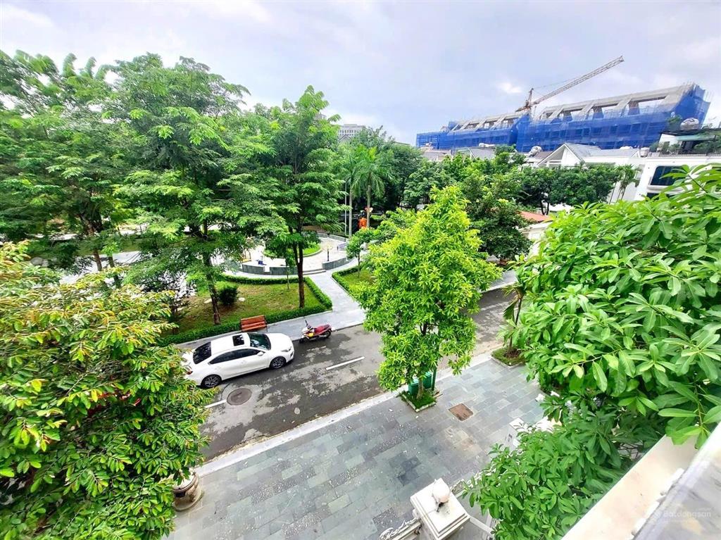 Hiếm, biệt thự đơn lập kdt việt hưng. view sân chơi. sát trường marie curie. ko có nhà bán ảnh thật