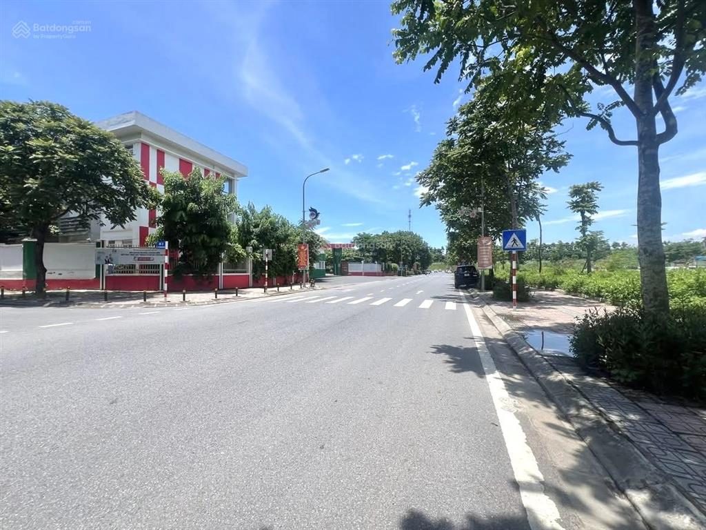 Tđc long biên. mới tinh full nội thất hoàng gia. sát công viên ở sướng