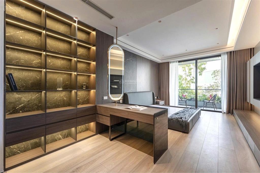 Tđc long biên. mới tinh full nội thất hoàng gia. sát công viên ở sướng