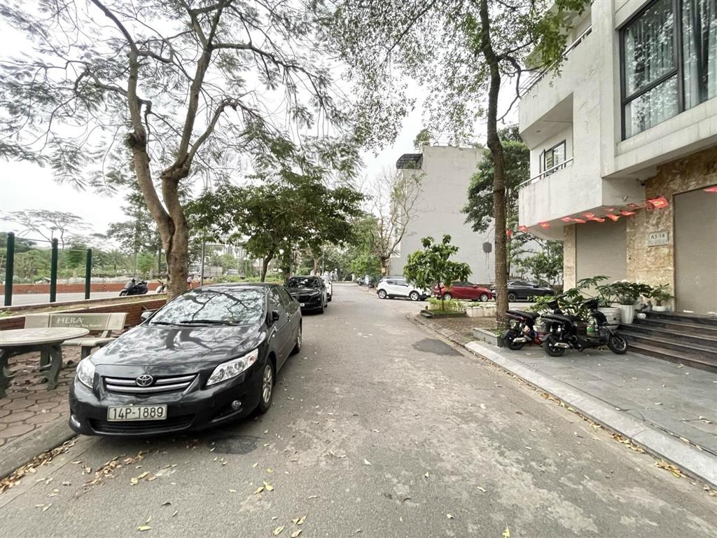 Đấu giá việt hưng view công viên, sát vin harmony. hiếm có