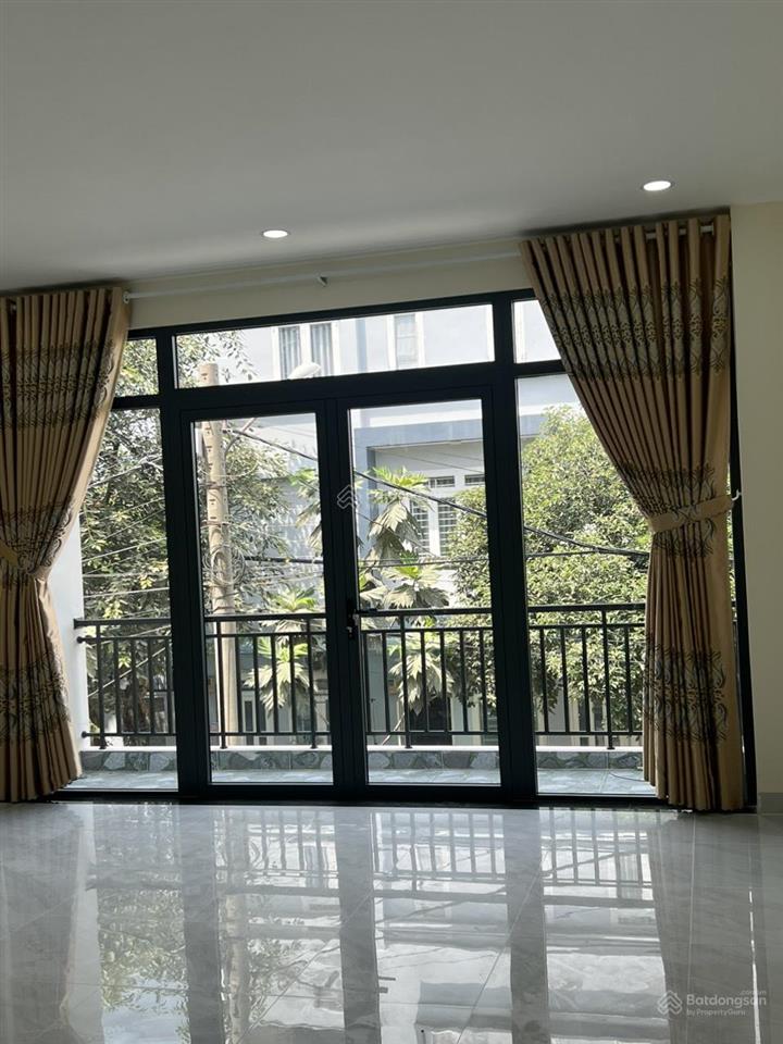 Cho thuê phòng có ban công 40m2 giá 3tr, nguyễn duy trinh, phú hữu, bao hết phí, giờ tự do