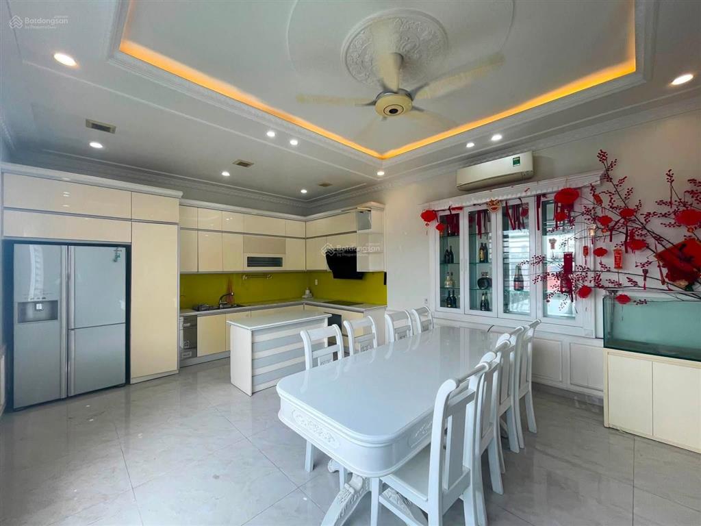 Bán nhà phố lực hành  nhà đẹp chắc chắn  có thang máy