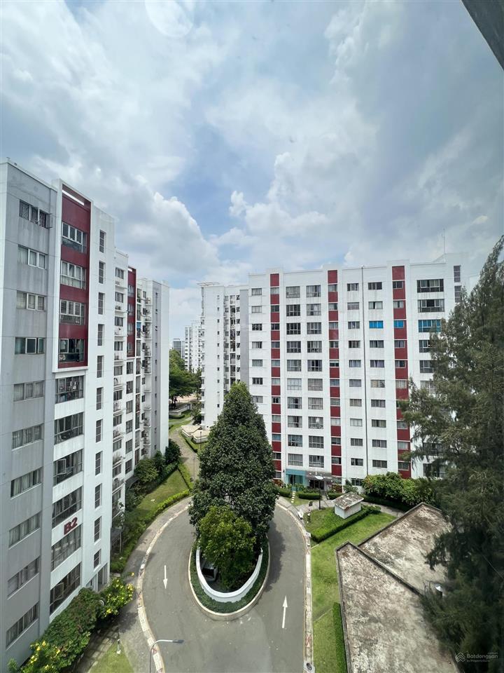 Chính chủ gửi bán căn ruby celadon  3pn 2wc  tầng trung  giá 4,x tỷ