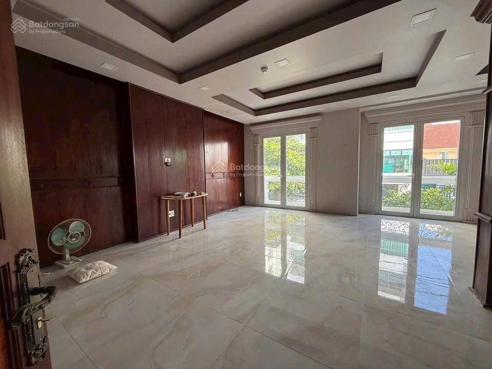 Bán nhà 4 tầng mặt tiền đường hoàng văn thụ dt 196,7m2, đang có hđ thuê 70tr/tháng, giá 35 tỷ
