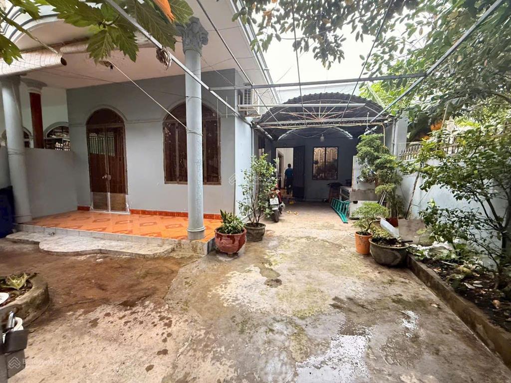 Bán nhanh căn nhà sân vườn gần biển bắc nha trang dt 145,4m2, mt rộng 8m, đất đẹp vuông vức, 5,2 tỷ