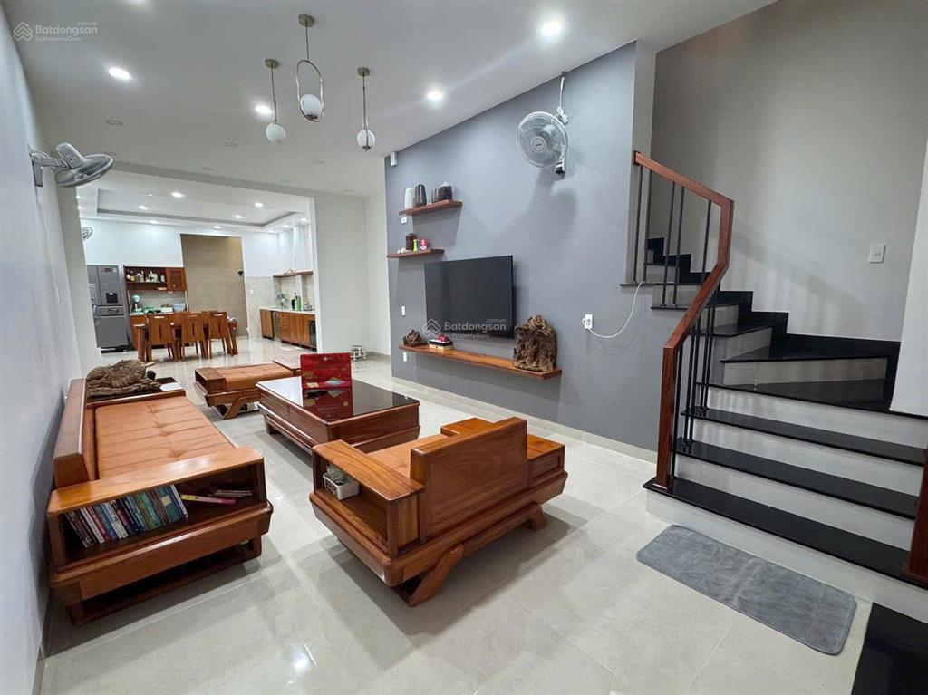 Bán nhà 2 tầng đường phan vinh full nội thất gỗ gõ đỏ, 97,5m2, kdc an ninh, gần biển, giá 11,5 tỷ