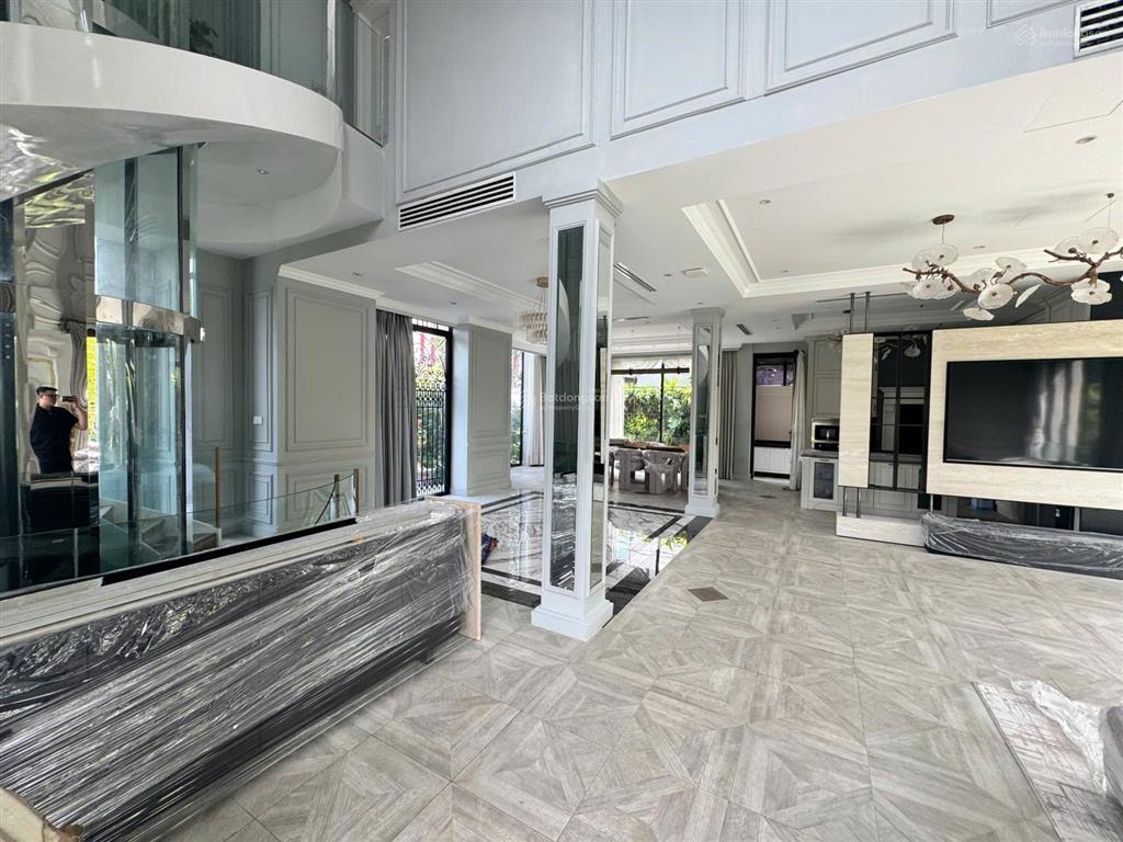 Cho thuê căn biệt thự 3 mặt tiền full nội thất cao cấp của diễn viên nổi tiếng tại phú mỹ hưng