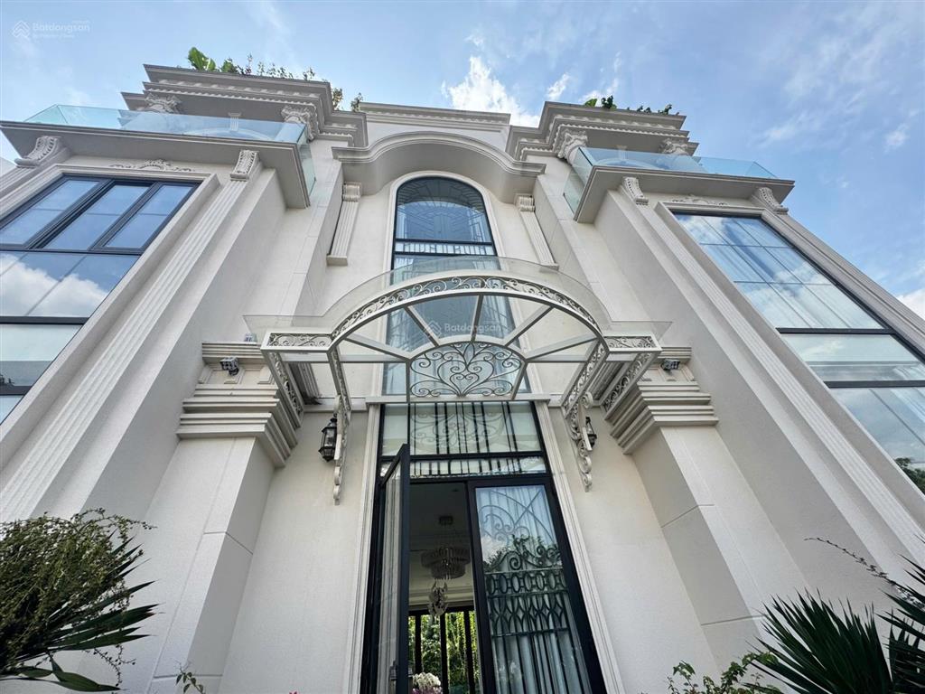 Cho thuê căn biệt thự 3 mặt tiền full nội thất cao cấp của diễn viên nổi tiếng tại phú mỹ hưng