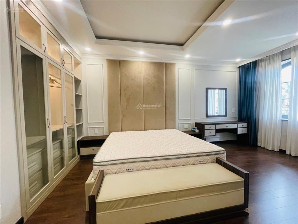 Cho thuê biệt thự chateau phú mỹ hưng  4pn master  view công viên  giá 123tr/th