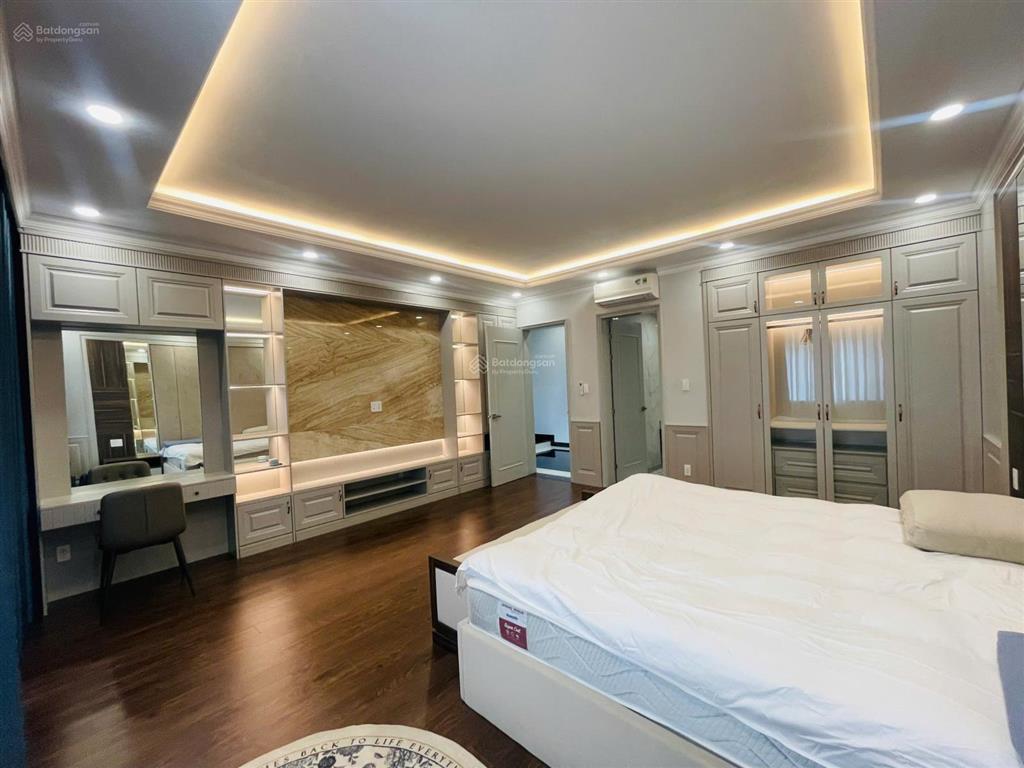 Cho thuê biệt thự chateau phú mỹ hưng  4pn master  view công viên  giá 123tr/th